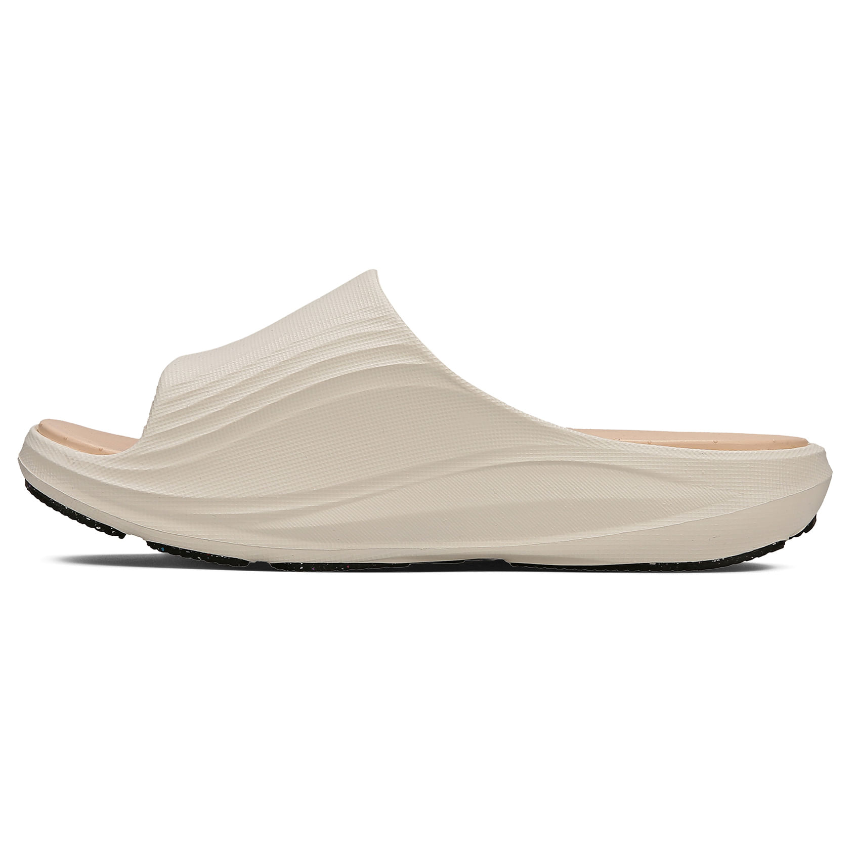 Chinelo Olympikus Pleno Slide Bege Feminino em ângulo lateral esquerdo mostrando palmilha e sola texturizada
